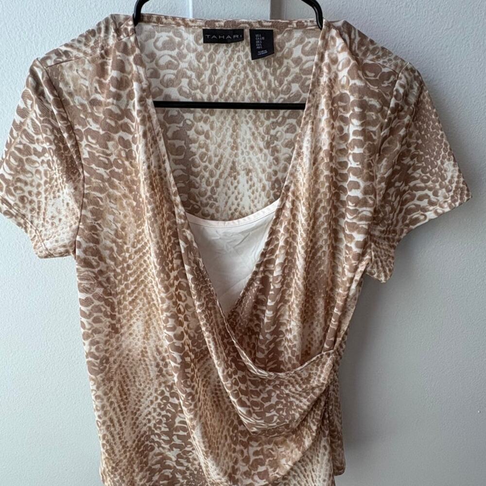 Tahari ladies short sleeve dressy blouse L snap in camisole
